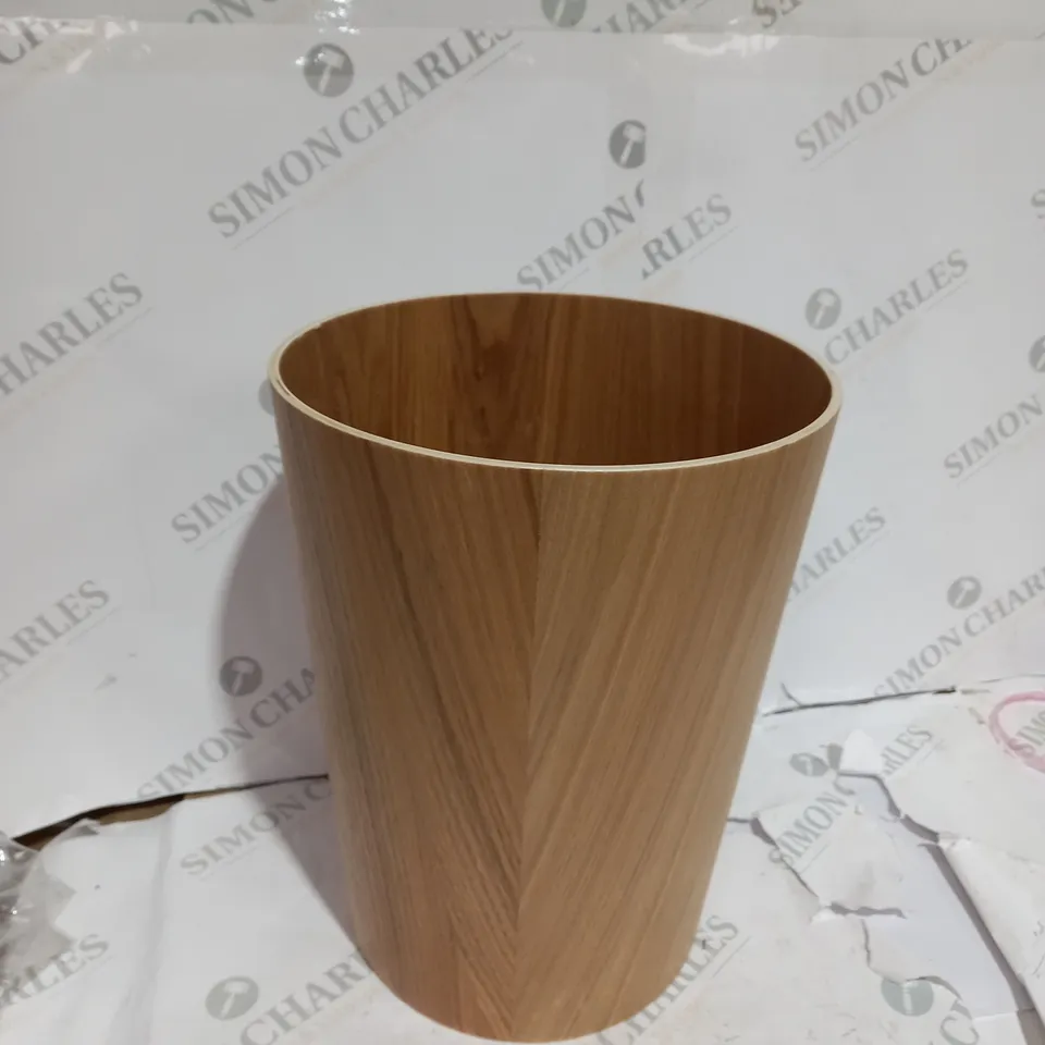 WOODEN PLANTER WITH SHINY FINISH