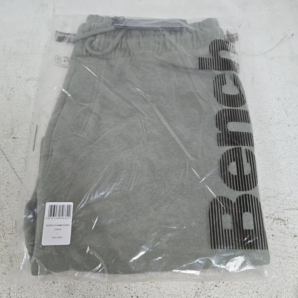 BAGGED BENCH RALODA SHORTS IN SAGE - LARGE