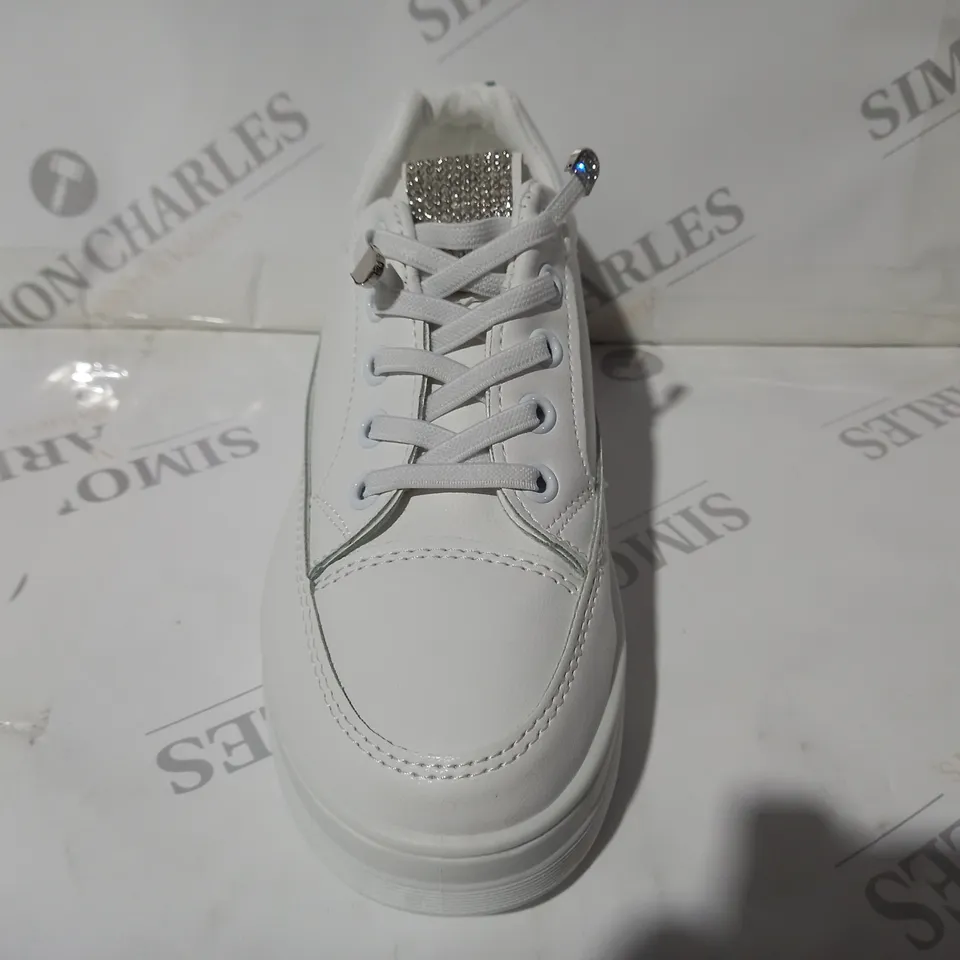 PAIR OF DESIGNER SHOES IN WHITE W. JEWEL EFFECT EU SIZE 37