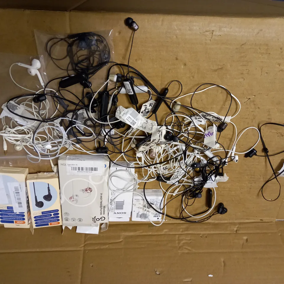 LOT OF APPROX. 25 ASSORTED EARPHONES TO INCLUDE APPLE, SONY, LOGIK ETC
