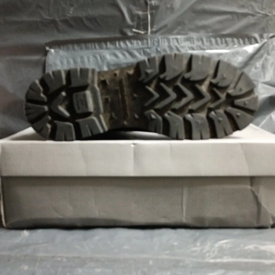 BOXED PAIR OF VAGABOND ANKLE BOOTS IN BLACK SIZE EU 39