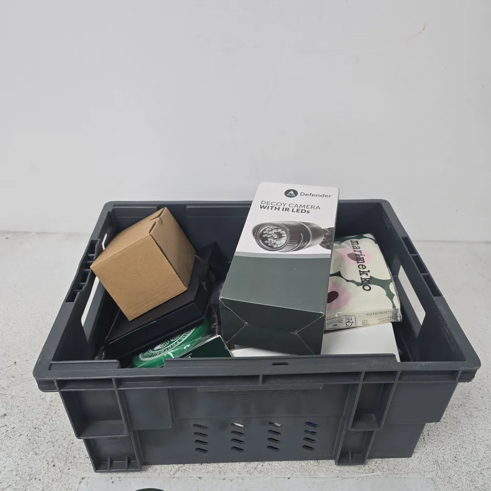 APPROXIMATELY 20 ASSORTED ITEMS INCLUDING DEFENDER DEOCY CAMERA, HULL CITY LANYARDS AND BADGES AND MARIMEKKO NAPKINS