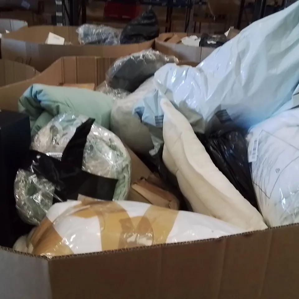 PALLET CONTAINING A LARGE QUANTITY OF PILLOWS