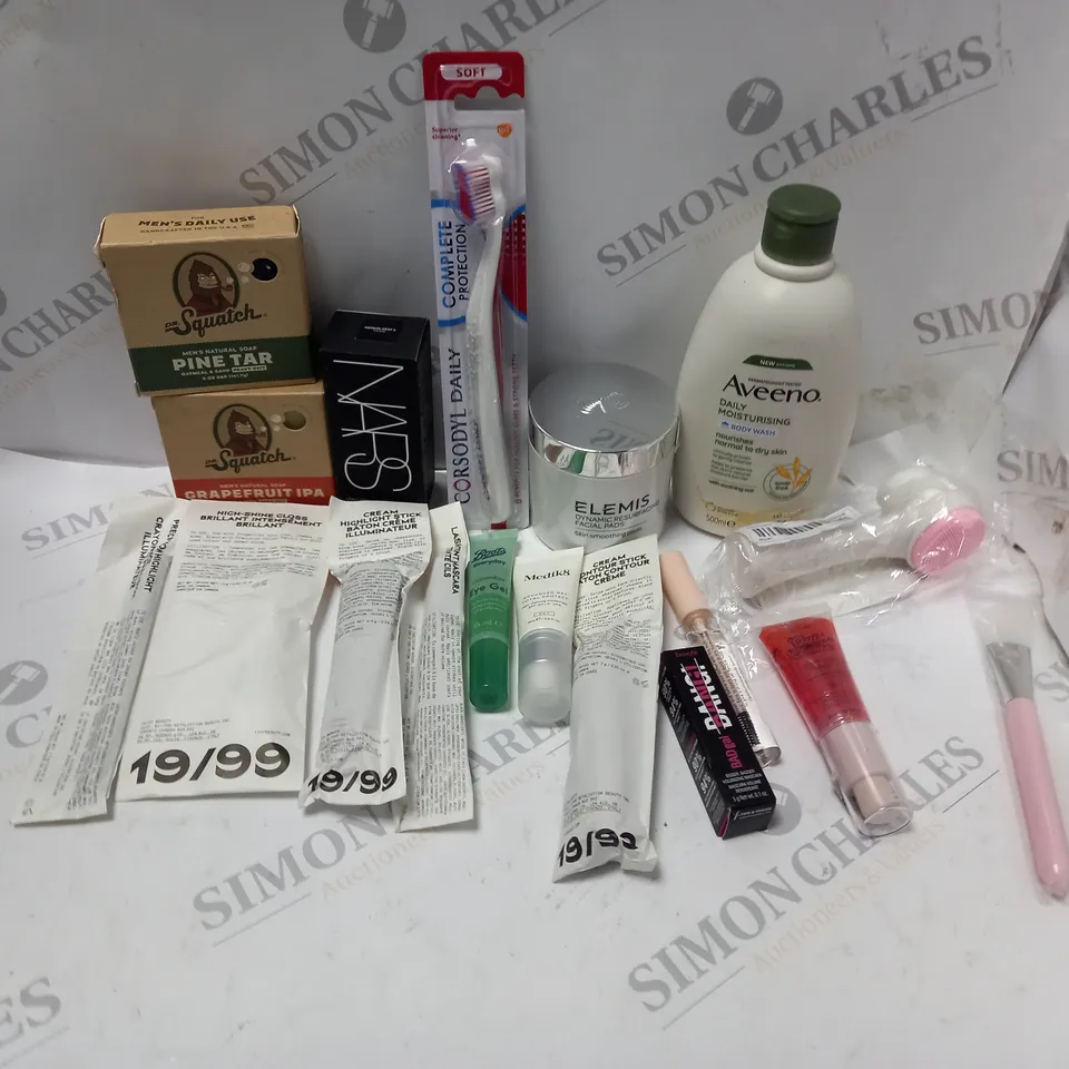 LOT OF BEAUTY PRODUCTS TO INCLUDE AVEENO DAILY MOISTURISING BODY WASH, ETC