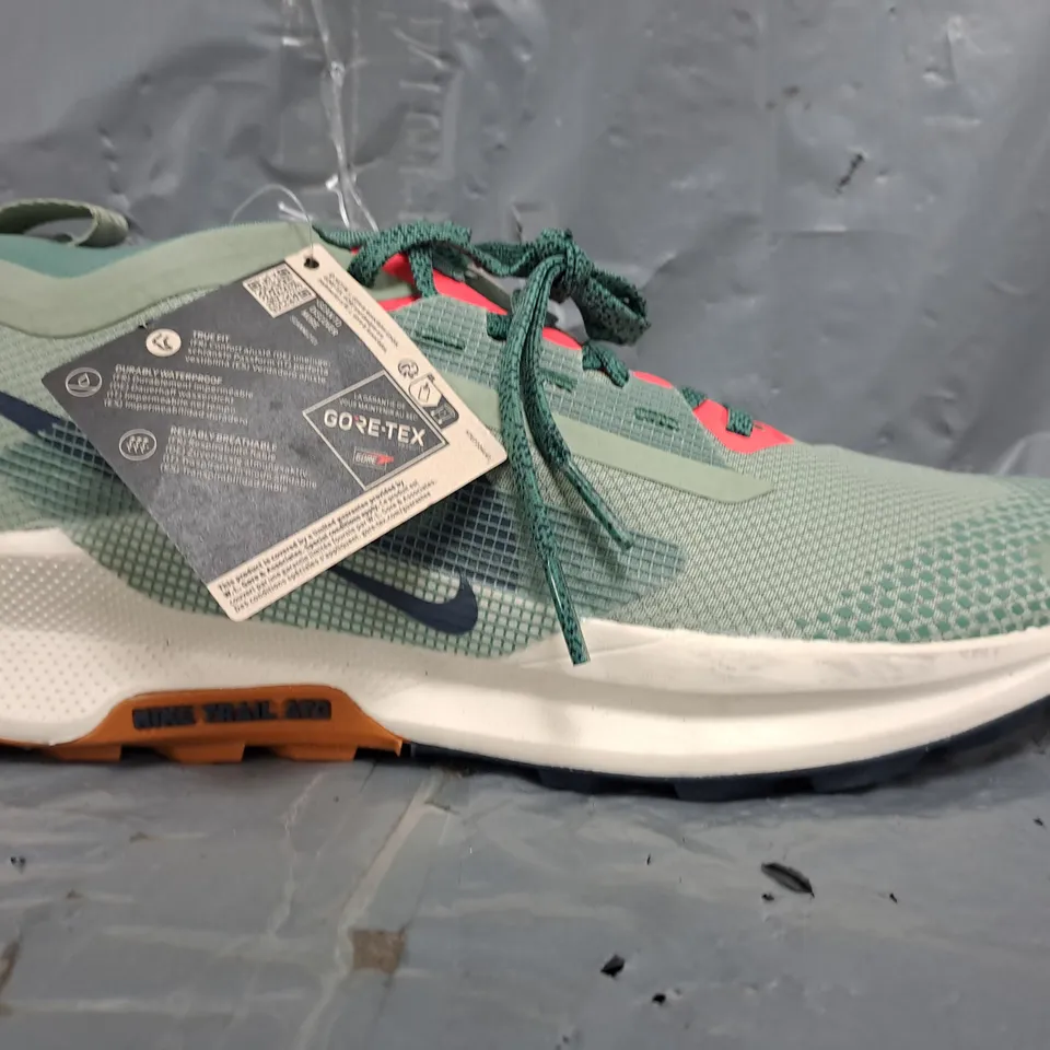 BOXED PAIR OF NIKE PEGASUS TRAIL T GTX SHOES IN GREEN/MULTI SIZE UK 7