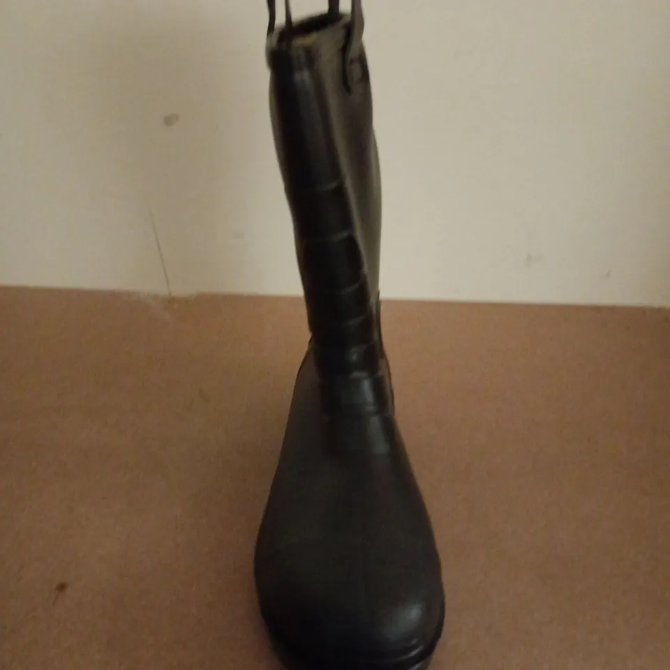 UNBOXED PAIR OF PORTWEST STEEL PVC RIGGER BOOTS IN BLACK - UK 11