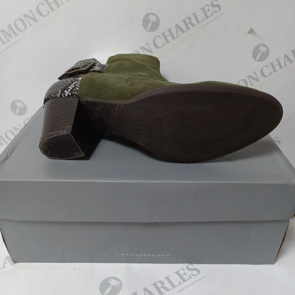  PAIR OF BOXED VIONIC NAOMI ANKLE BOOTS OLIVE SIZE 6