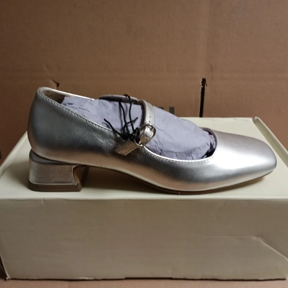 OFF THE HOOK LONDON PICCADILLY SILVER MARY JANE SHOES – UK 3