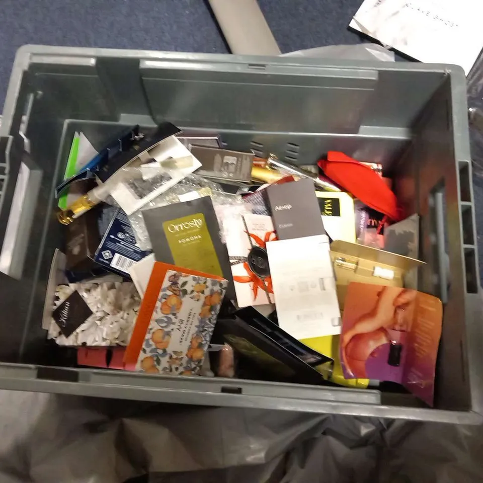 LARGE QUANTITY OF ASSORTED SAMPLES AND TESTER FRAGRANCES TO INCLUDE; JEAN PAUL GAULTIER, DIOR AND VALENTINO