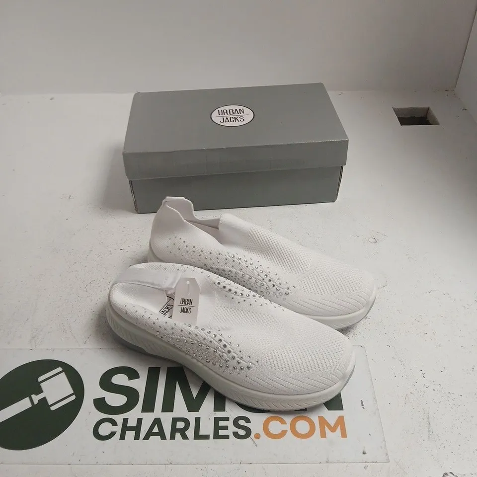 URBAN JACKS NEGRONI SLIP-ON TRAINERS, WHITE, UK SIZE 6 – BOXED