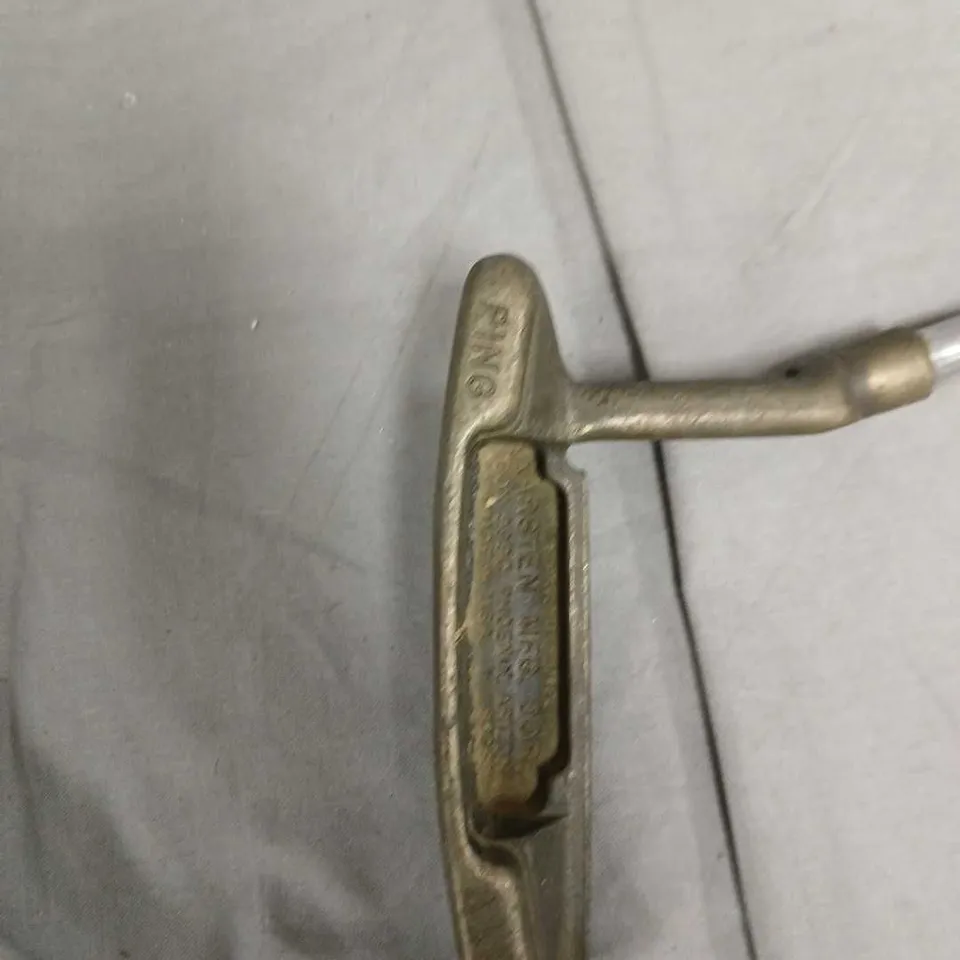 VINTAGE GOLF PUTTER WITH STEEL SHAFT AND BLADE HEAD