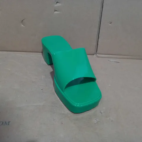 BOXED PAIR OF DESIGNER SLIP ON HEELS IN GREEN UK SIZE 3