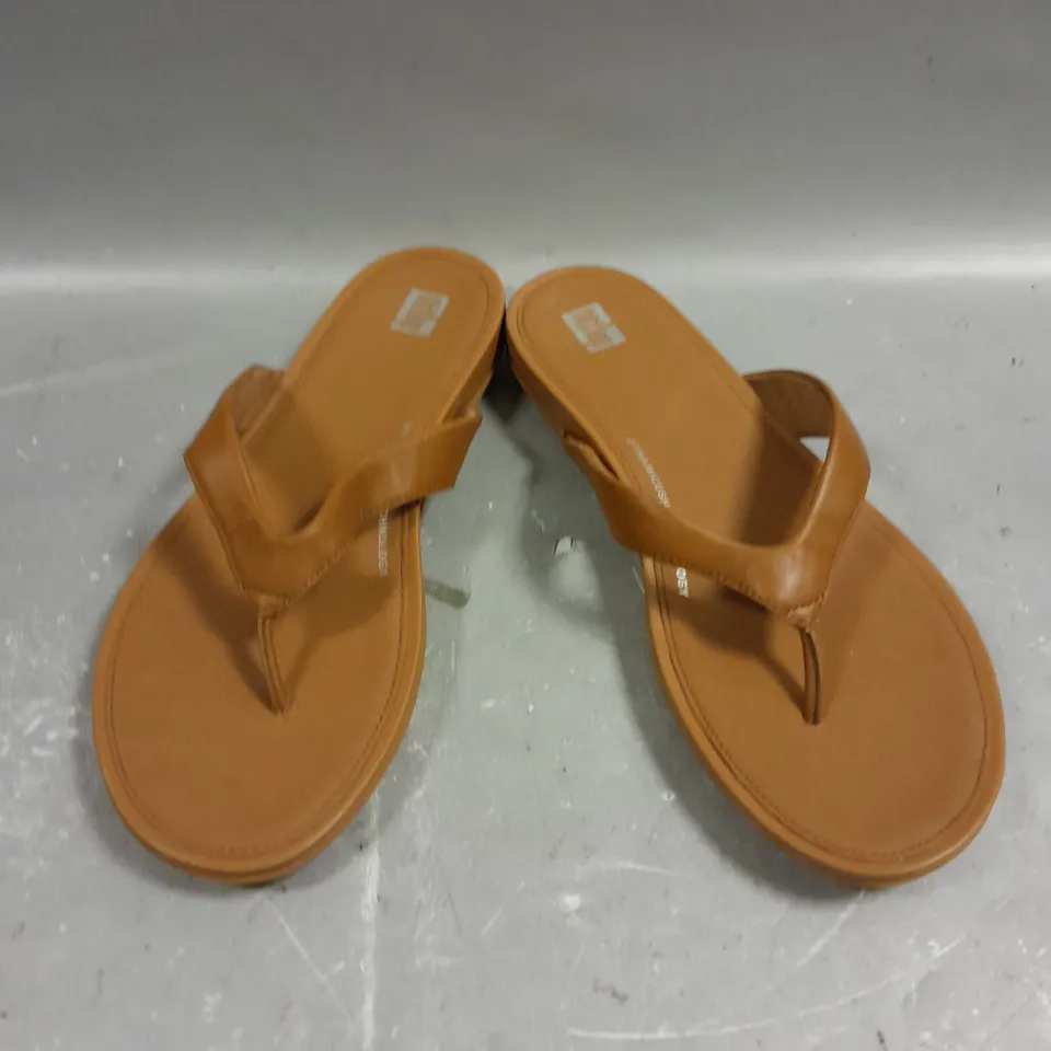 PAIR OF FITFLOP GRACIE LEATHER FLIP FLOPS IN LIGHT TAN - 6