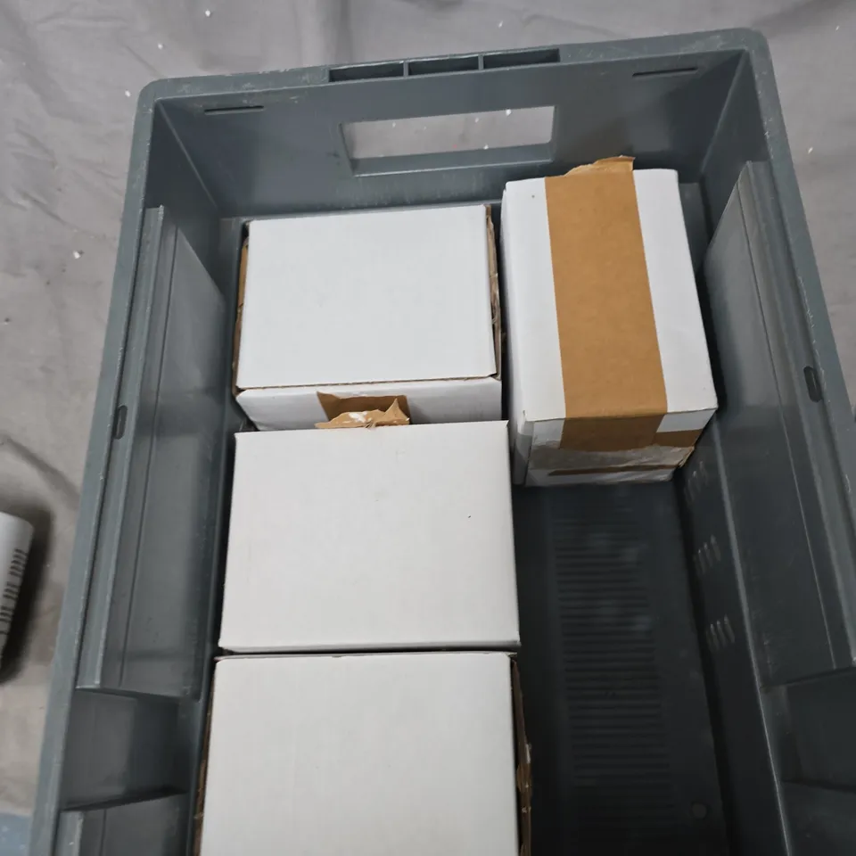 TOTE OF APPROXIMATELY 6 ASSORTED GLASS/CERAMIC ITEMS TO INCLUDE: MUG AND FIGURINE  