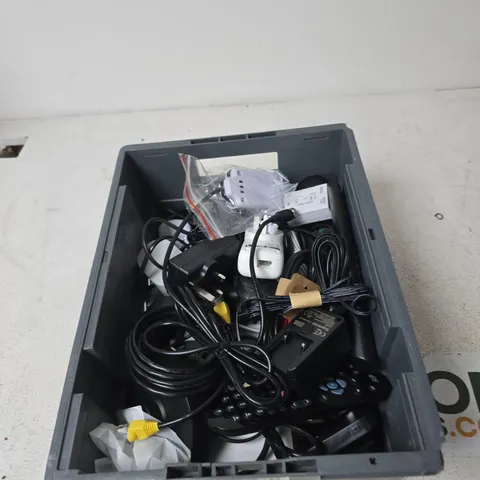 TOTE OF APPROXIMATELY 12 ASSORTED ITEMS TO INCLUDE: A920 PRO PAYMENT TERMINAL 