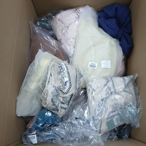 A MIX OF APPROXIMATELY 25 ASSORTED CLOTHING ITEMS