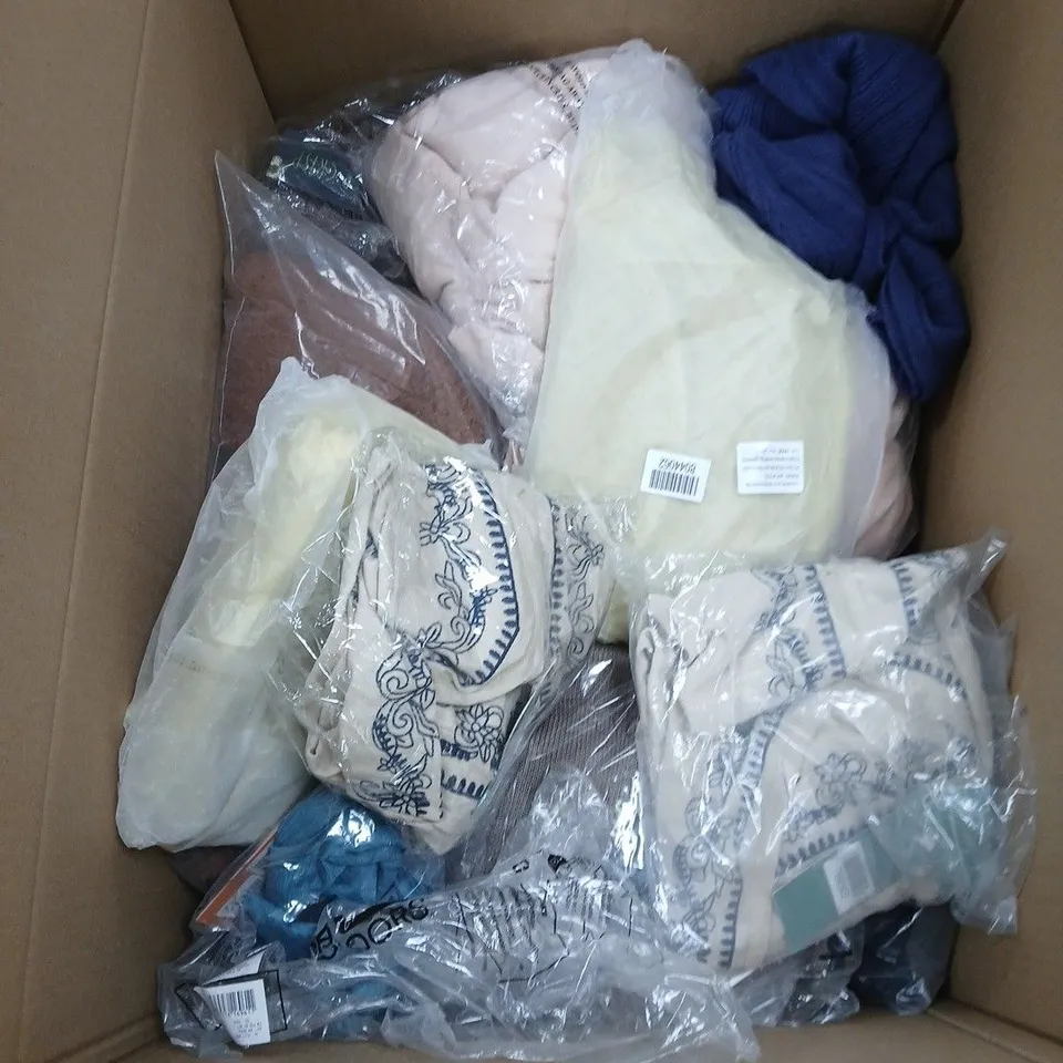A MIX OF APPROXIMATELY 25 ASSORTED CLOTHING ITEMS
