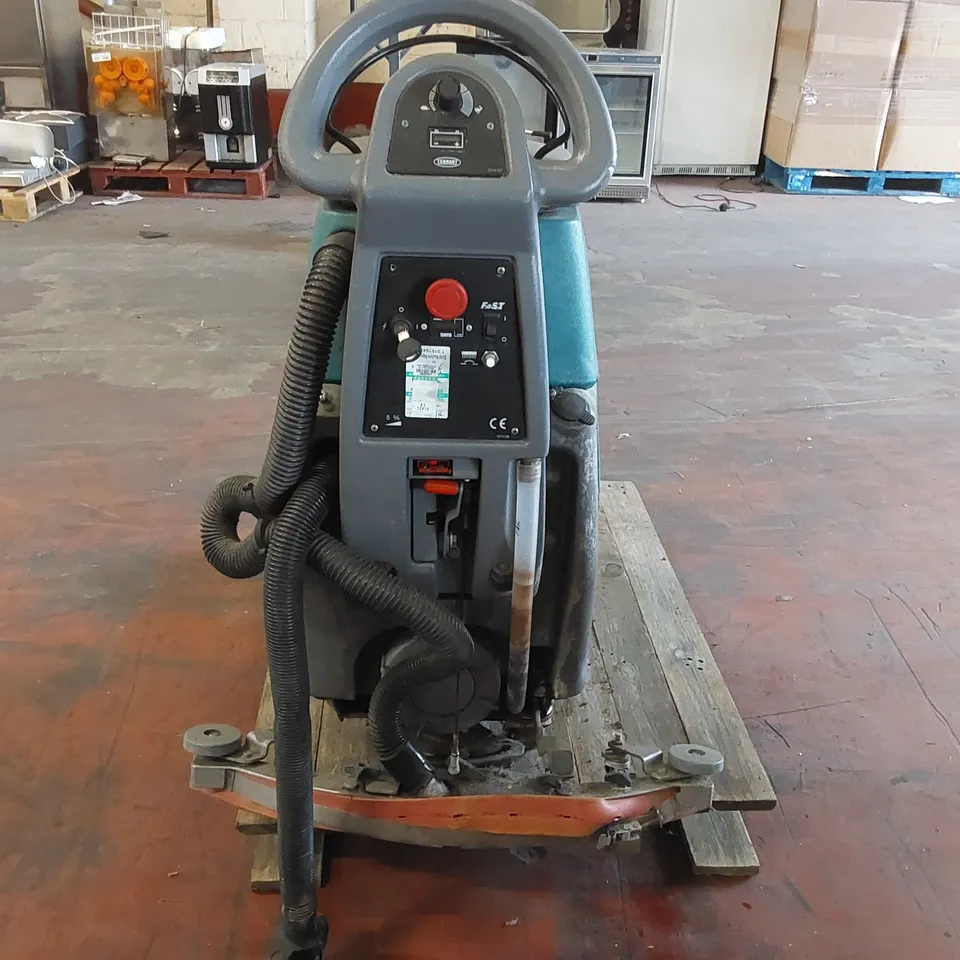 TENNANT T3 FAST COMMERCIAL FLOOR SCRUBBER 