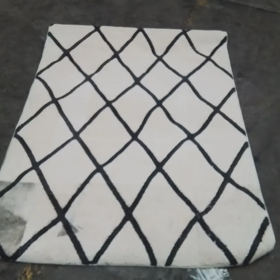 QUALITY DESIGNER AREA RUG - APPROXIMATELY 230X160CM