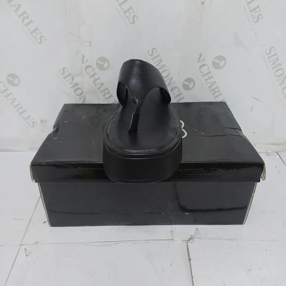 KOI FOOTWEAR CHUNKY BLACK SLIDERS SIZE 5