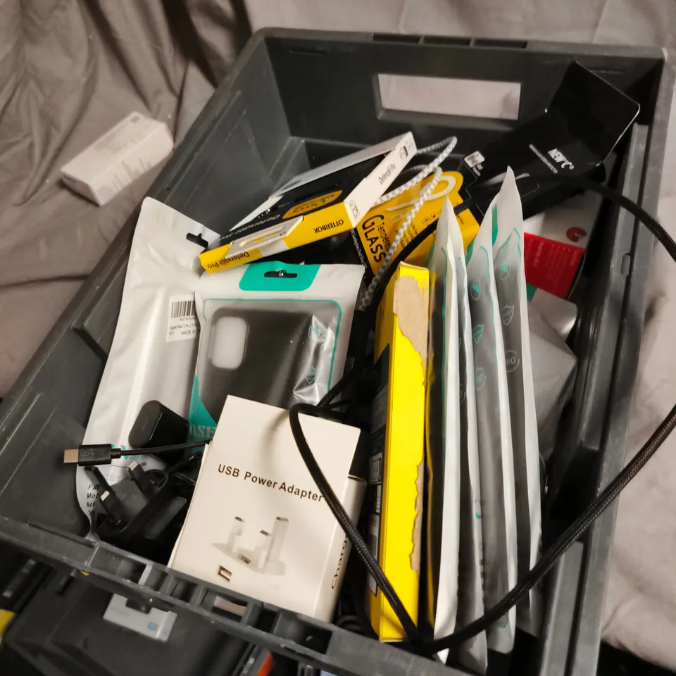 BOX OF ASSORTED MOBILE PHONE ACCESSORIES INCLUDING SMART DEVIL SCREE PROTECTOR AND DEFENDER PRO 