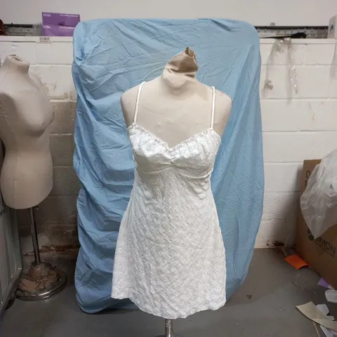 BERSHKA WHITE LACE DRESS, EU L (US L, MX 30) - MADE IN TURKEY