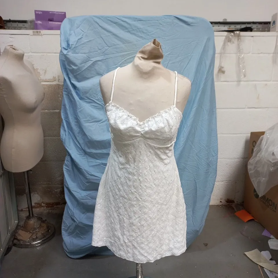 BERSHKA WHITE LACE DRESS, EU L (US L, MX 30) - MADE IN TURKEY