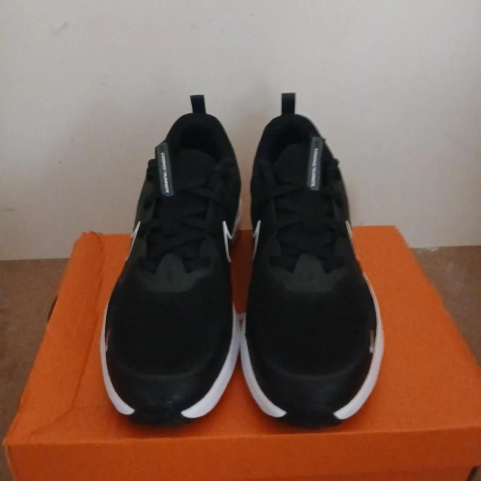 NIKE COSMIC RUNNER (GS) TRAINERS – BLACK/WHITE, UK 5
