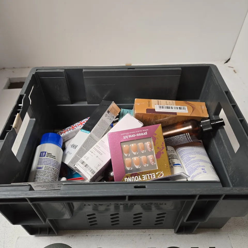 TOTE OF APPROXIMATELY 10 ASSORTED BEAUTY PRODUCTS INCLUDING ELLIE YOUNG PRESS-ON KITS, DAPPY DAN SEA SALT SPRAY AND ROZINO MAKA ESSENCE OIL