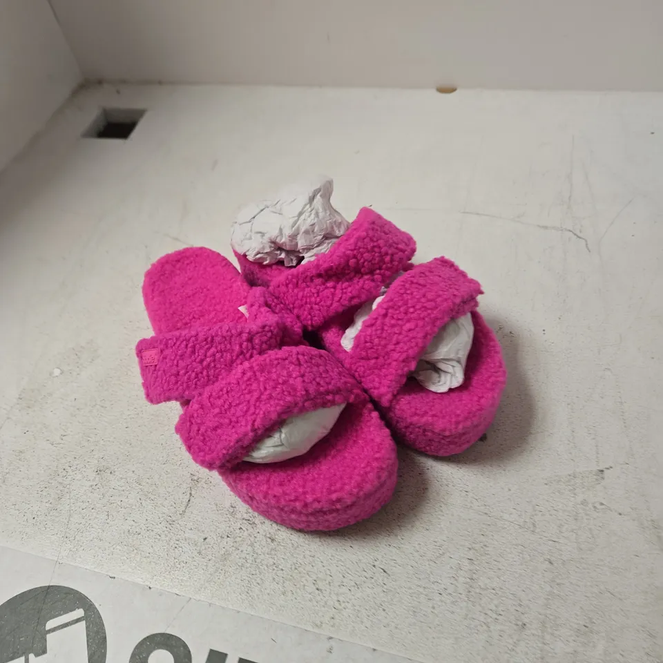BOX OF APPROXIMATELY 15 ASSORTED SHOES TO INCLUDE: OODIE SANDLES 