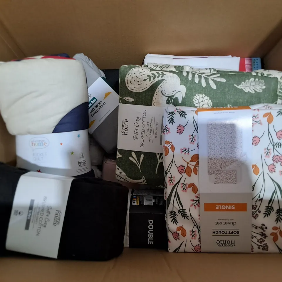 LOT OF APPROXIMATELY 18 ASSORTED BEDDING AND SOFT FURNISHING ITEMS TO INCLUDE FILLED CUSHIONS, DUVETS AND QUILT