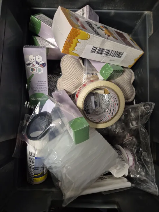 Lot 3569: APPROXIMATELY 15 HOUSEHOLD ITEMS TO INCLUDE REPAIR KIT, GLUE ...