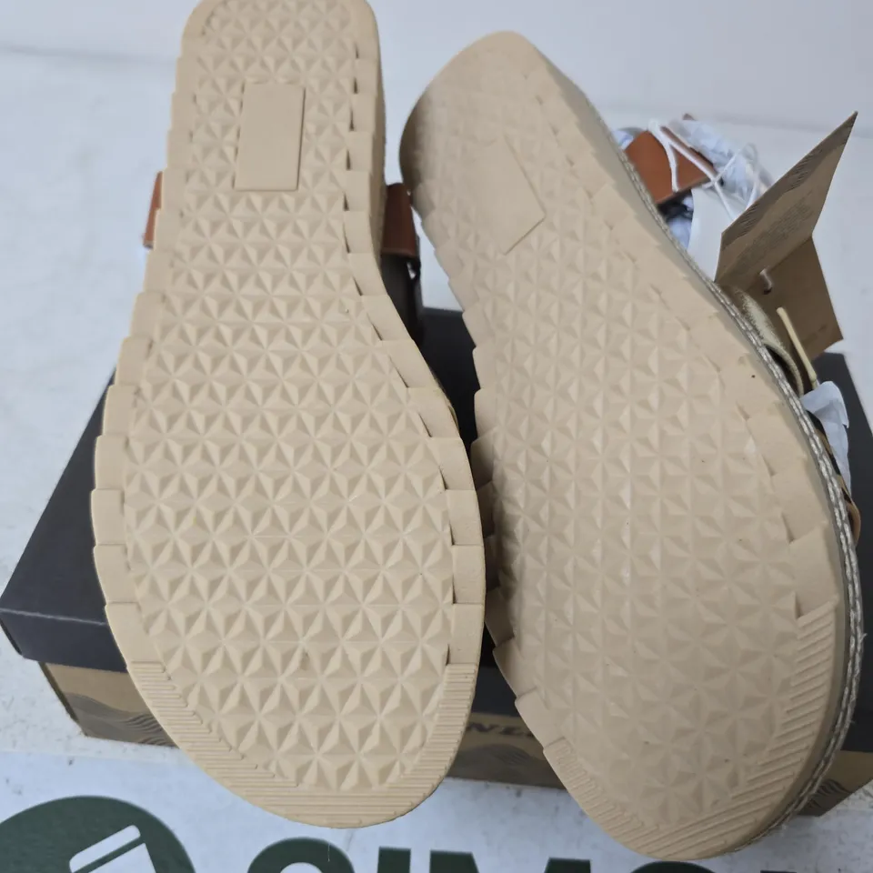 BOXED DUNLOP CALLIE SANDALS, TAN - UK SIZE 7
