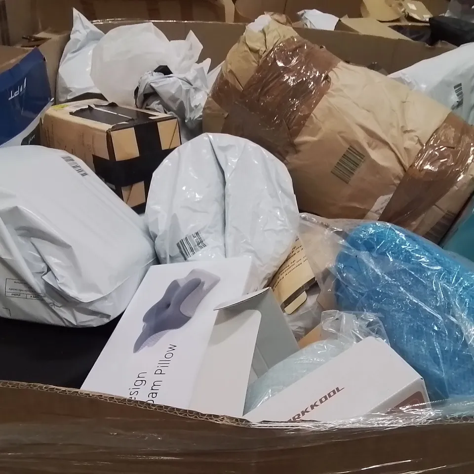 PALLET CONTAINING A LARGE QUANTITY OF PILLOWS