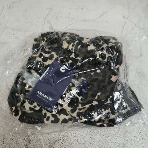 ANAMOR BUTTON-UP PRINTED SHIRT WITH DIP HEM β CAMOUFLAGE, GREEN, SIZE M/L