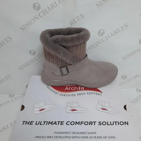 UNBOXED SKETCHERS ARCHFIT LINED FUR BOOTS SIZE 6
