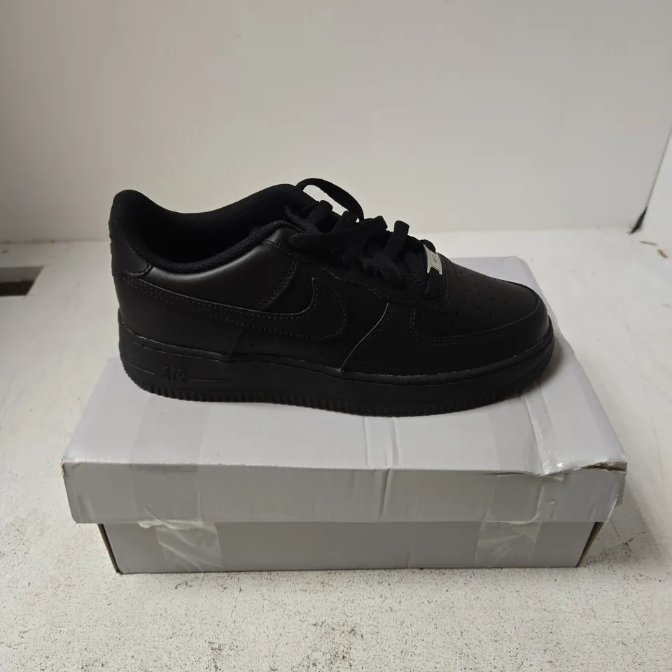 NIKE AIR FORCE 1 LE BLACK – UK 6