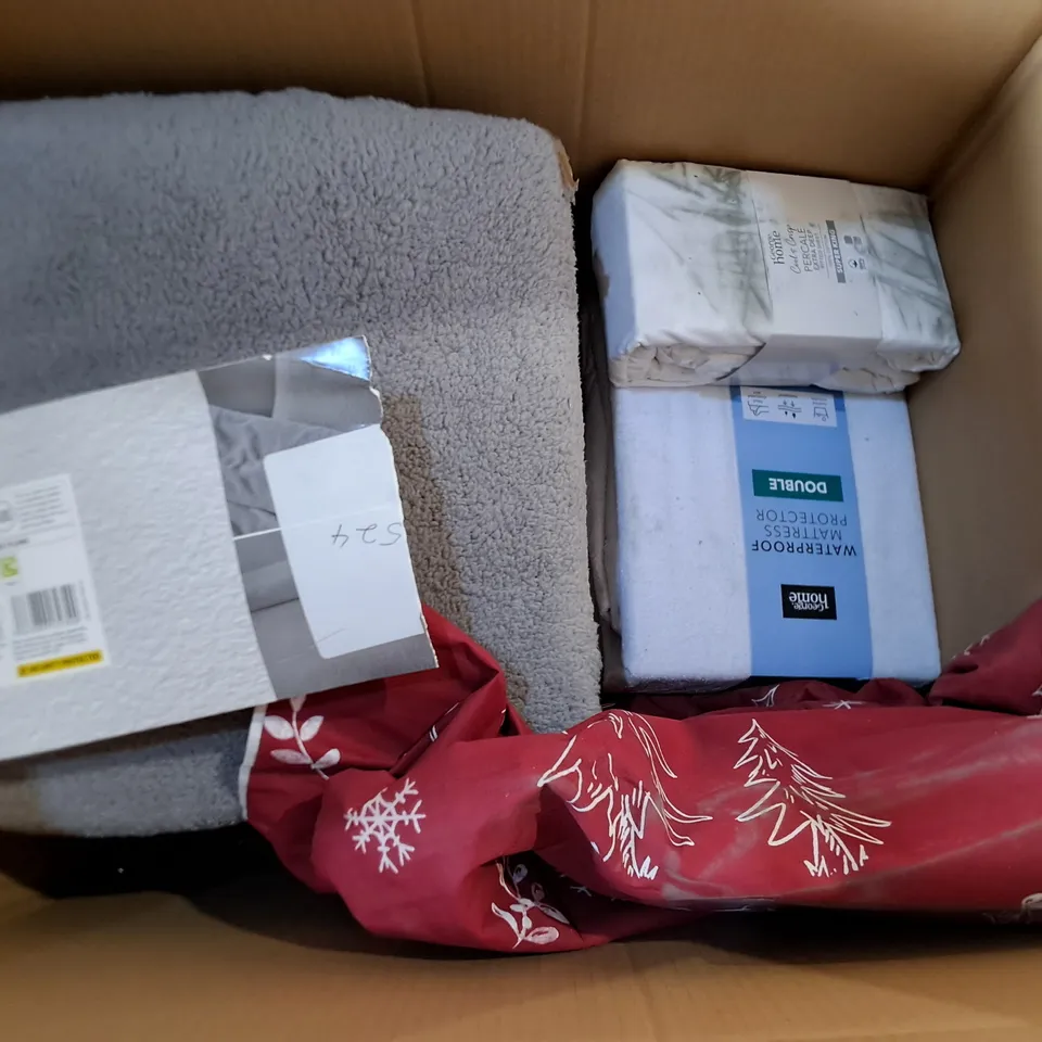 LOT OF APPROXIMATELY 10 ASSORTED BEDDING AND SOFT FURNISHING ITEMS TO INCLUDE THROWS AND DUVETS 