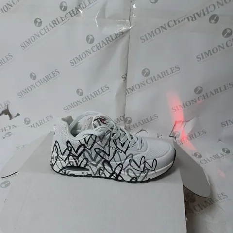 SKECHERS UNO SPREAD - BLACK/WHITE - SIZE 5 