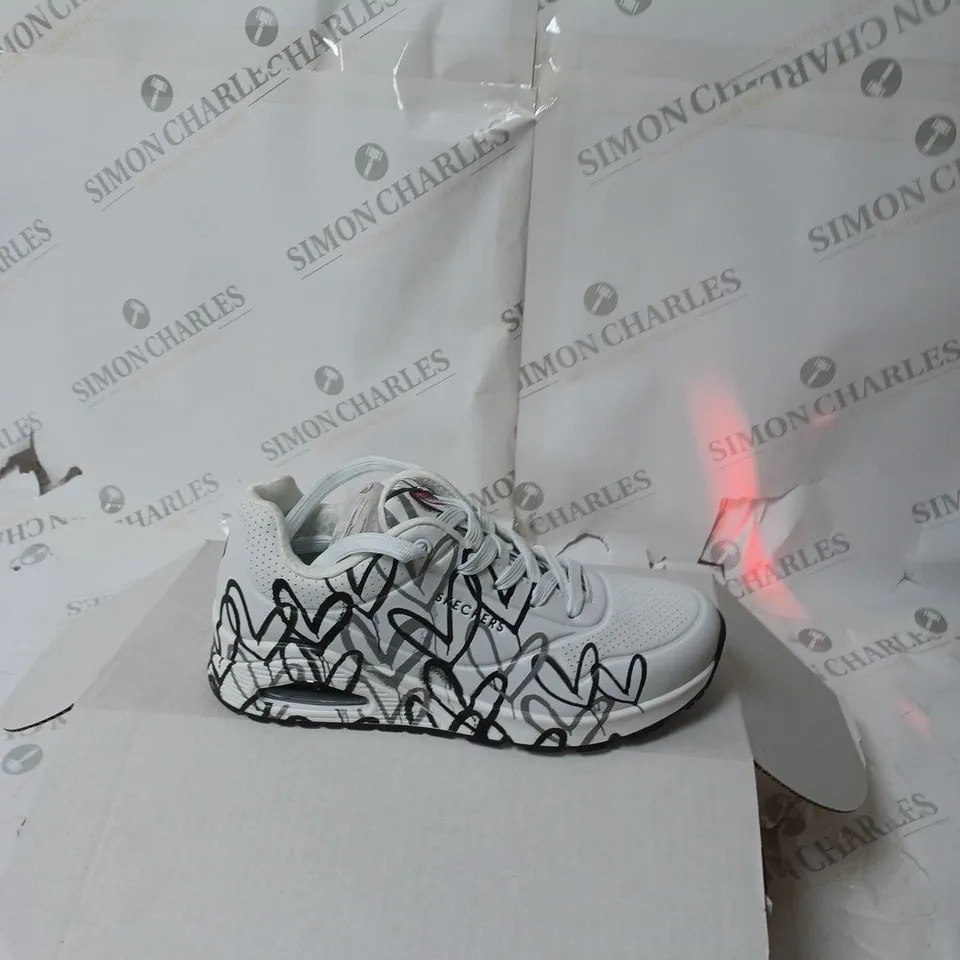 SKECHERS UNO SPREAD - BLACK/WHITE - SIZE 5 