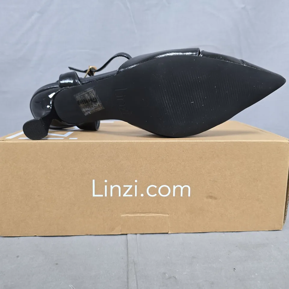 BOXED PAIR OF LINZI POINTED TOE LOW HEEL SANDALS IN BLACK SIZE 7