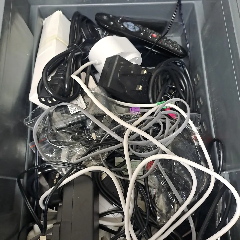 APPROXIMATELY 20 ELECTRICAL ITEMS TO INCLUDE mini speaker, POWER SUPPLY AND TELEPHONE CABLES