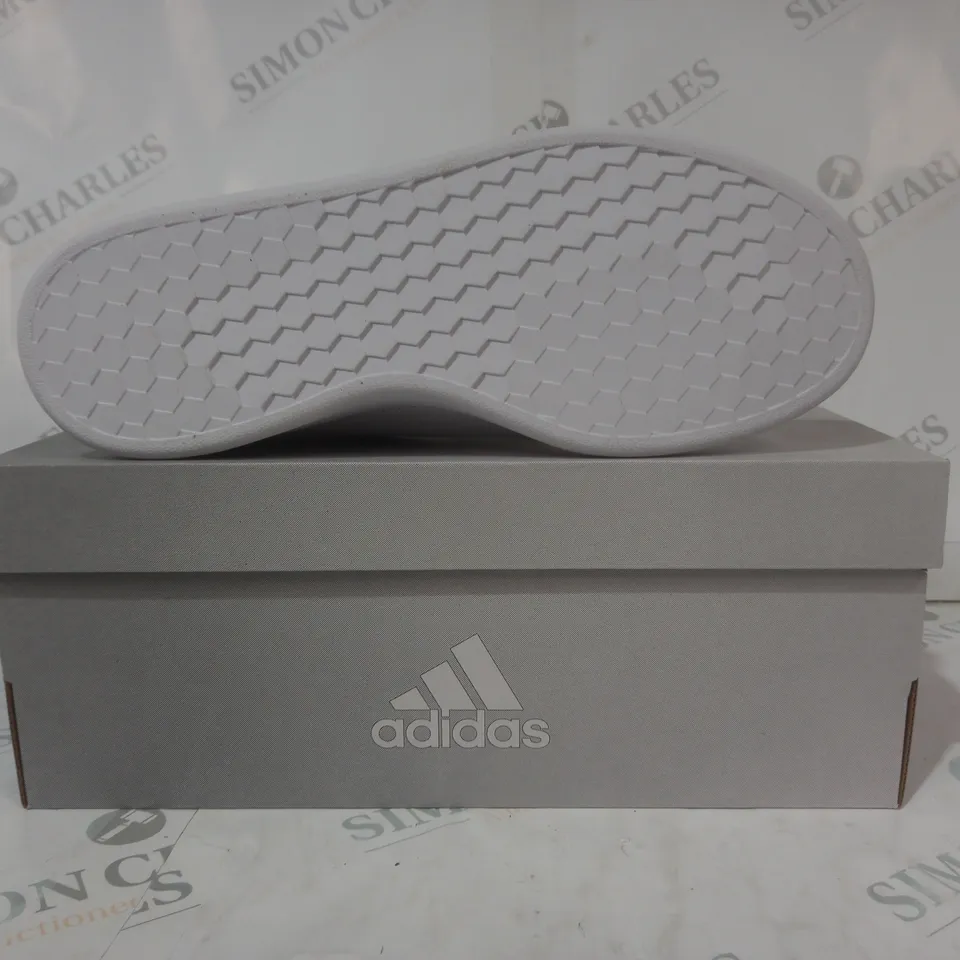 BOXED PAIR OF ADIDAS ADVANTAGE SHOES IN WHITE/GREEN UK SIZE 6.5