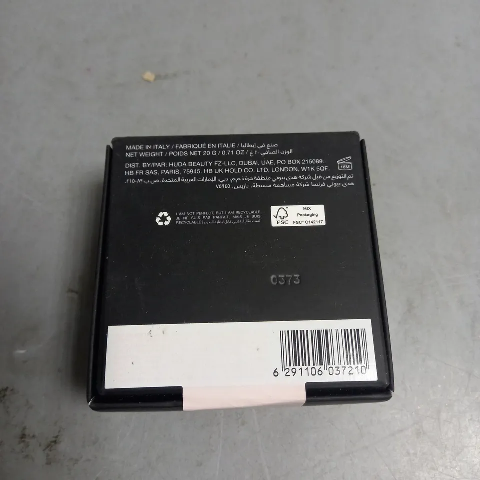 HUDA BEAUTY EASY BAKE LOOSE BAKING AND SETTING POWDER 20G