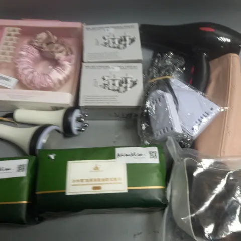 LOT OF ASSORTED HEALTH AND BEAUTY ITEMS TO INCLUDE NAIL ART 3-PIECE SETS, UNBOXED HAIR DRYER AND MAKE UP BAG