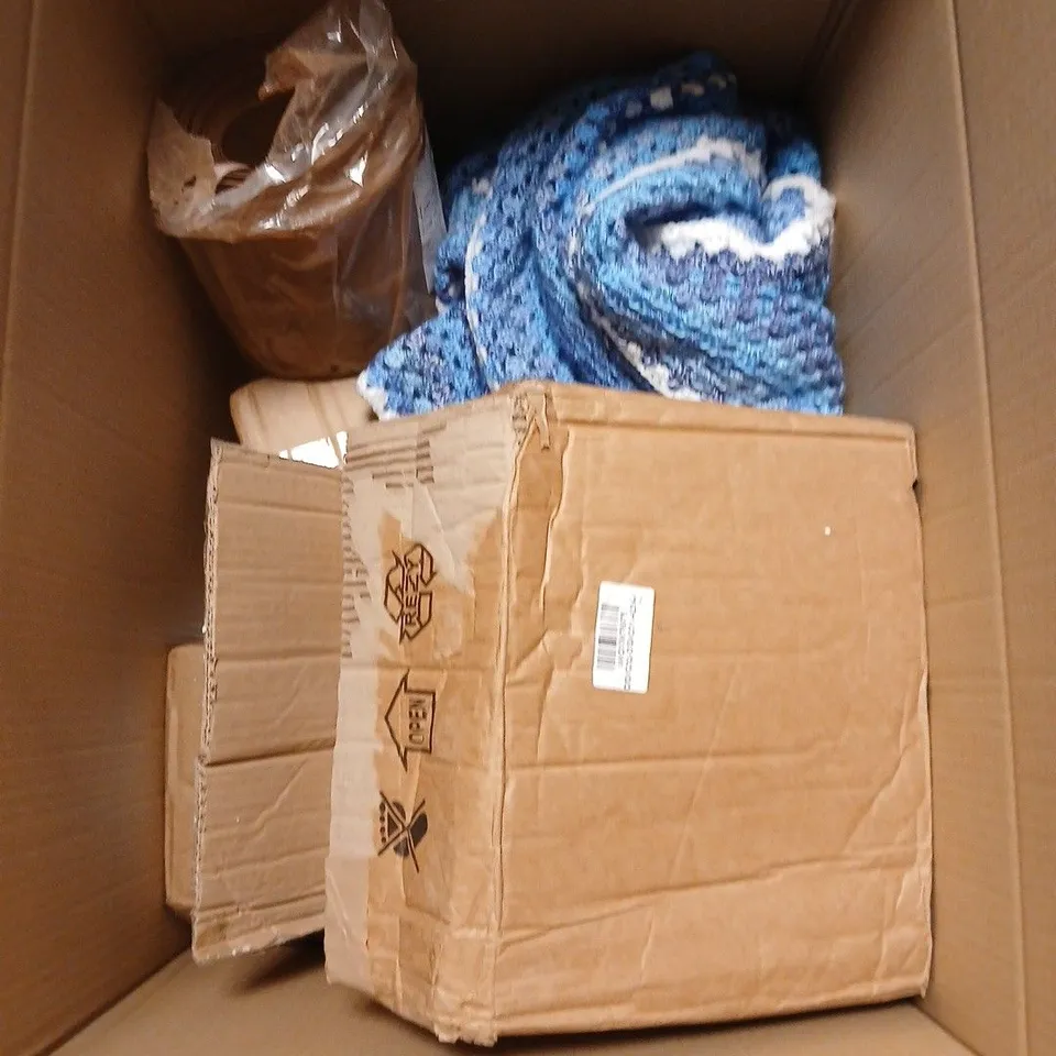 BOX OF APPROXIMATELY 15 ASSORTED HOUSEHOLD ITEMS TO INCLUDE STICH INITIAL M TOTE BAG, TEA TOWELS AND A CHAIR BACK REST