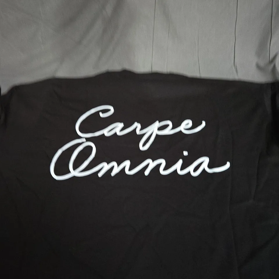 CARPE OMNIA AUTOGRAPH TEE SIZE SMALL