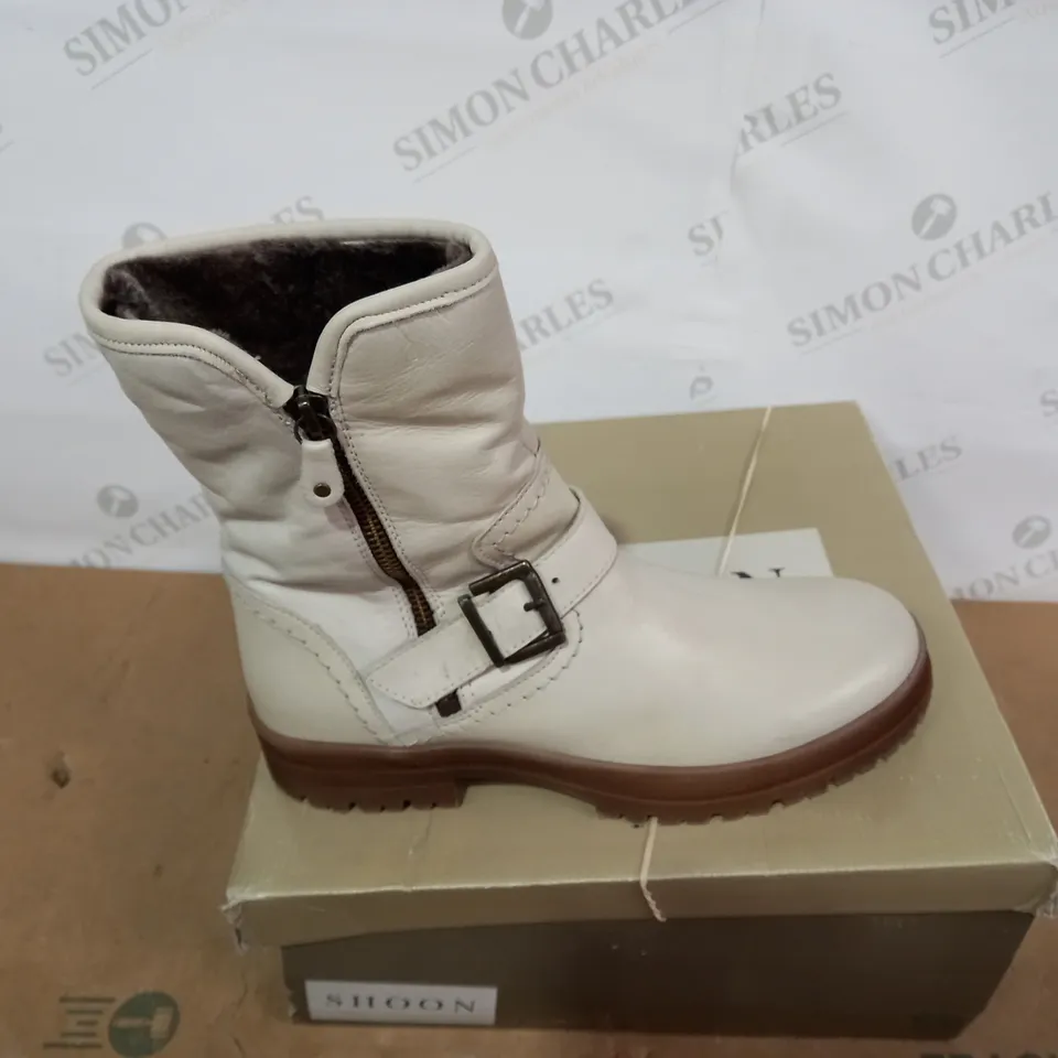 BOXED PAIR OF SHOON BOOTS- SIZE 39