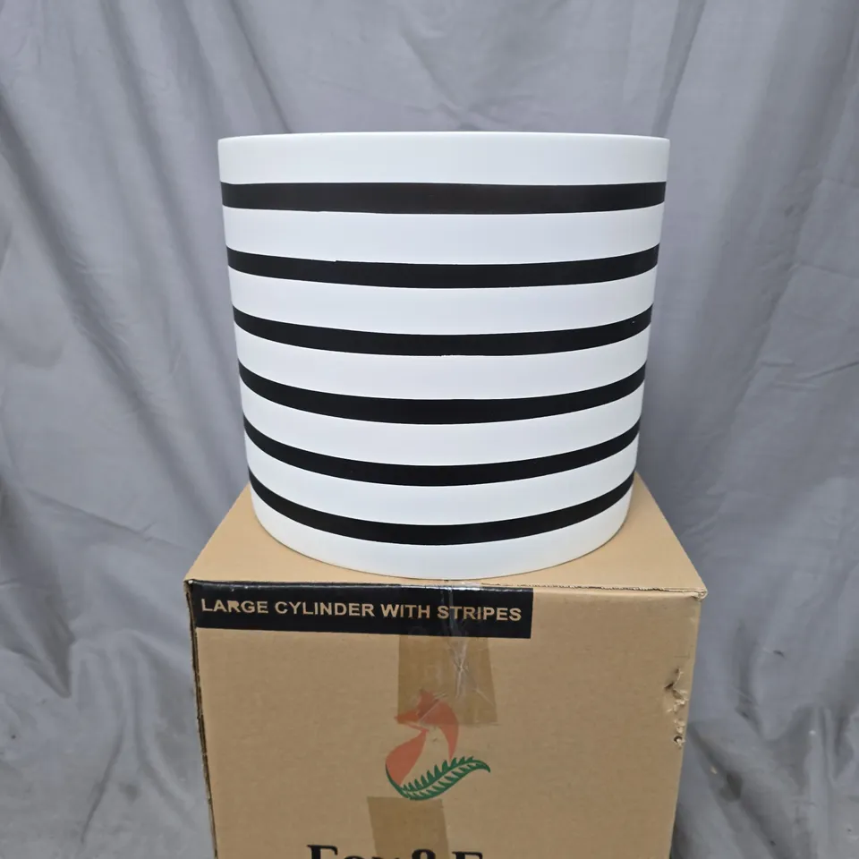 BOXED FOX AND FERN LARGE PLANTER 