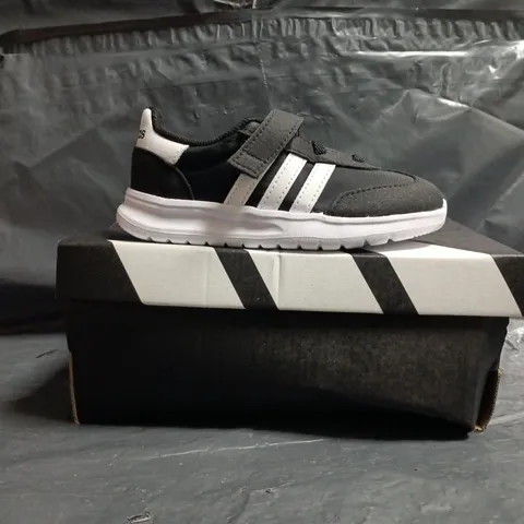 BOXED PAIR OF ADIDAS KID'S RUN 70S 2.0 EL SHOES IN BLACK/WHITE SIZE UK 8.5